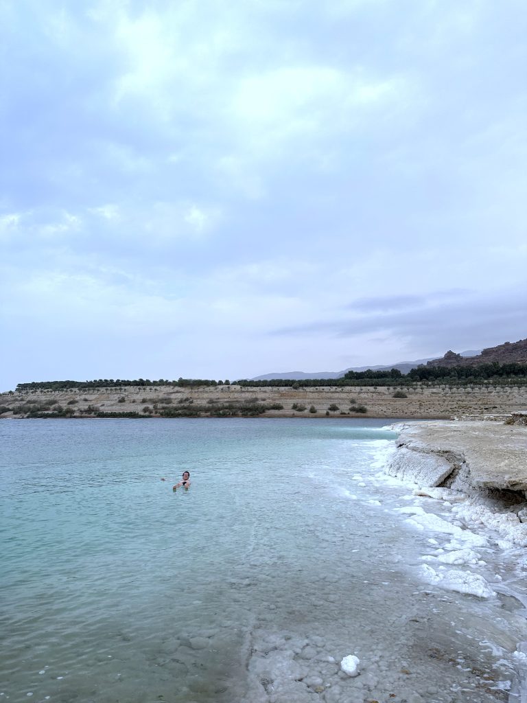 La Marea Moartă plutești foarte ușor