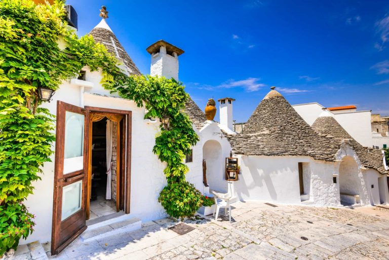 IULIE☀️ Vacanță ieftină în BARI și ALBEROBELLO 253€ zbor și cazare 5 zile