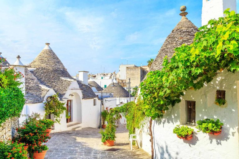 Vacanță ieftină în BARI și ALBEROBELLO 208€ zbor și cazare 4 zile