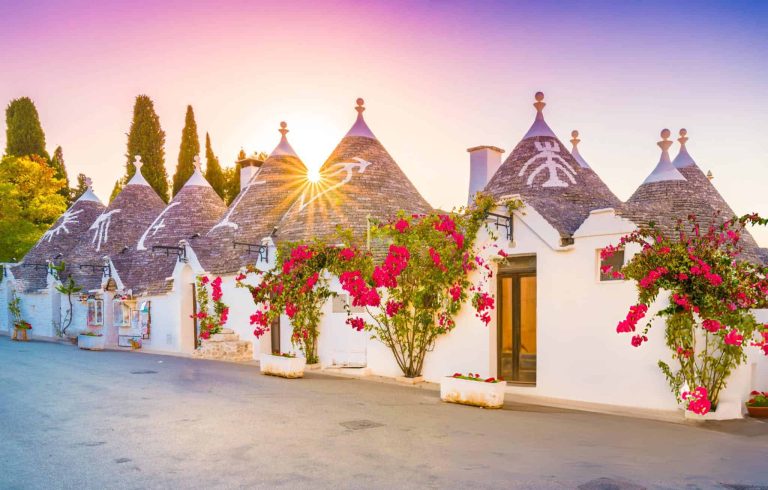 Vacanță ieftină în BARI și ALBEROBELLO 252€ zbor și cazare + mic dejun 5 zile